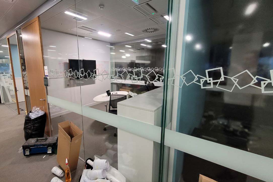 frosted glass manifestation